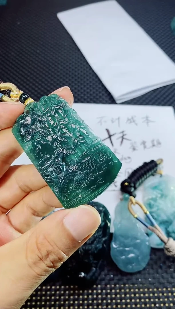 翡翠未镶嵌颈饰鹤**天