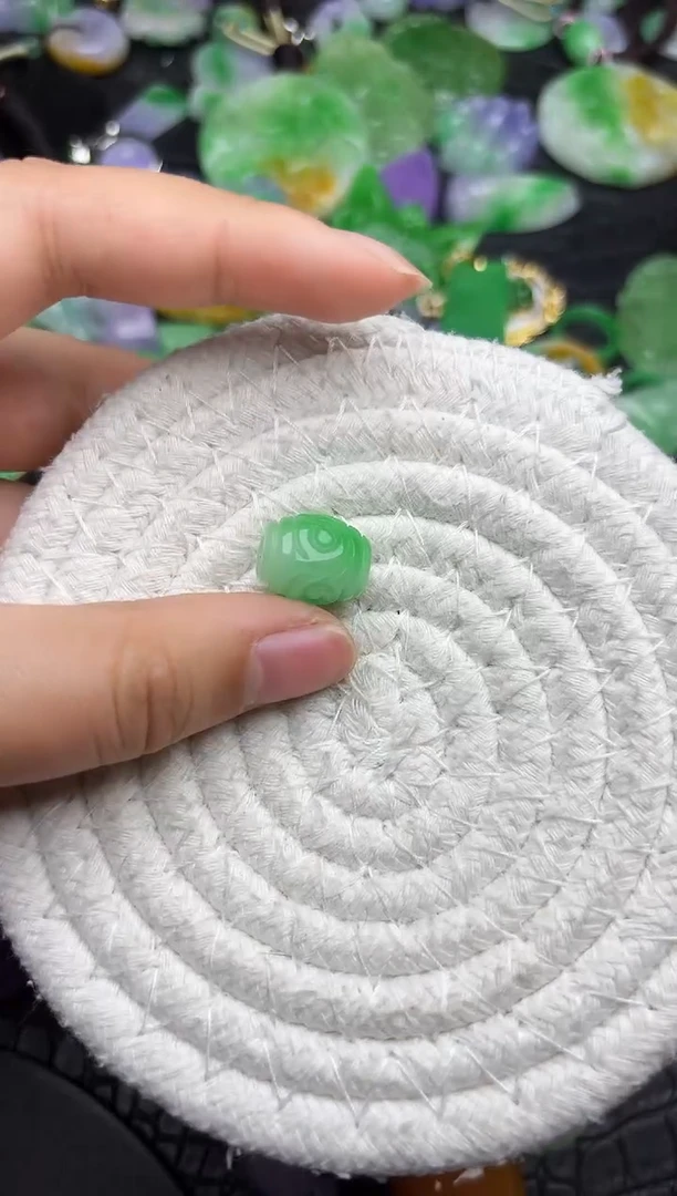颈饰未镶嵌翡翠缅甸翡翠吊坠