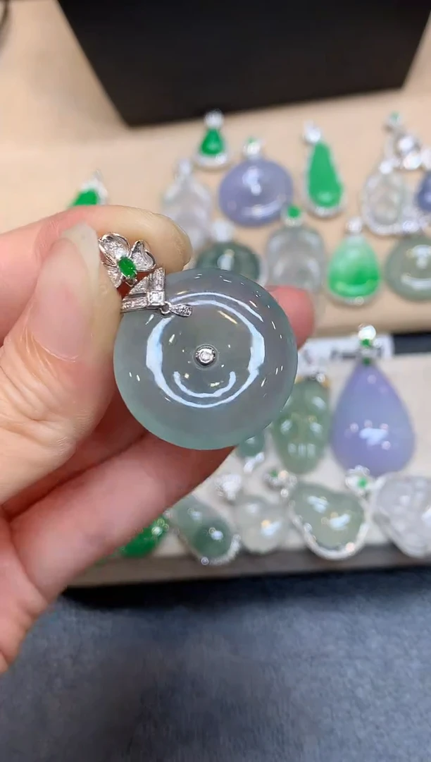 颈饰18K金镶嵌翡翠平安扣【无服务费