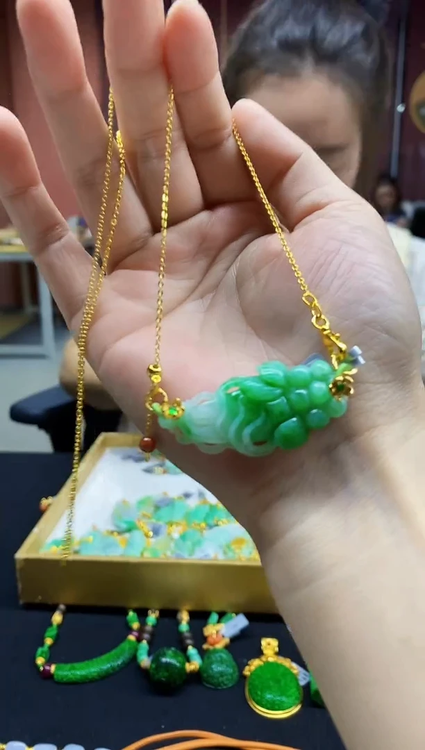 颈饰未镶嵌翡翠吊坠