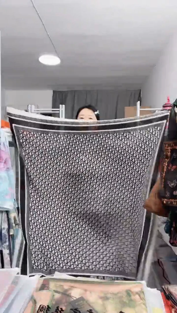 丝绸大牌字母D135*135丝毛大方巾