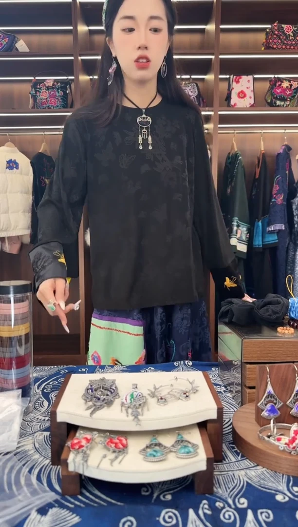 织绣L92黔东南苗族刺绣   黑色打底