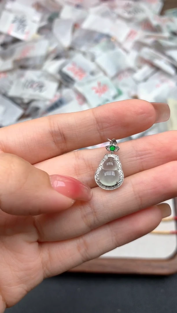 18K金镶嵌挂件翡翠一