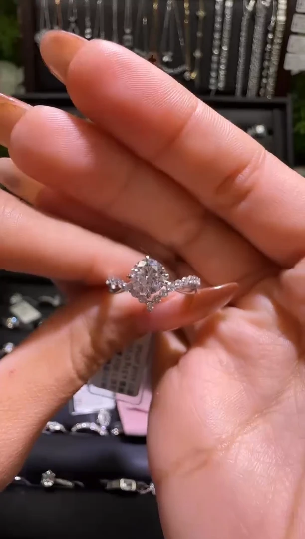 铂Pt950镶嵌实验室培育钻石一克拉圆形扭臂款钻戒