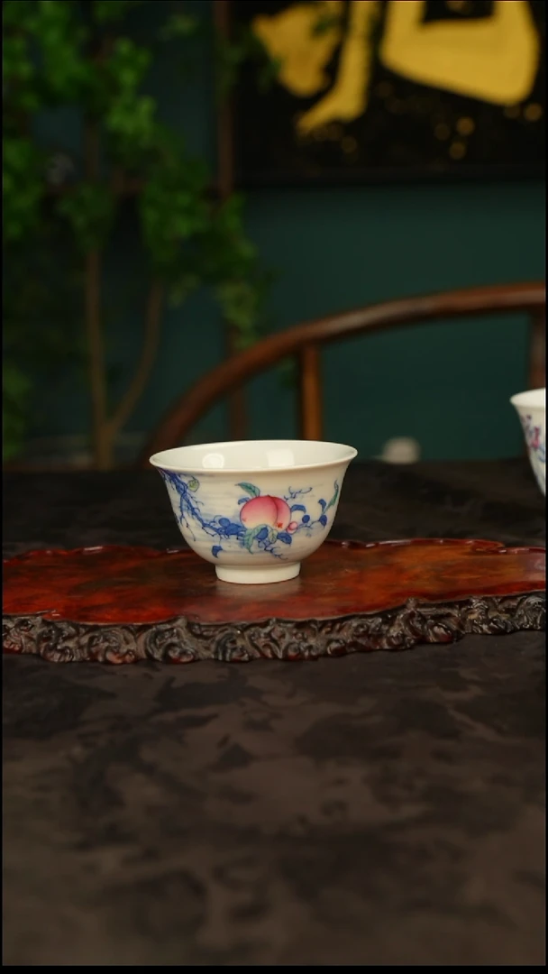 青花斗彩手绘桃子主人杯