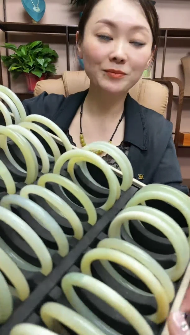 【闪购商品】蛇纹石玉手镯未镶嵌多样性发货 其中发一