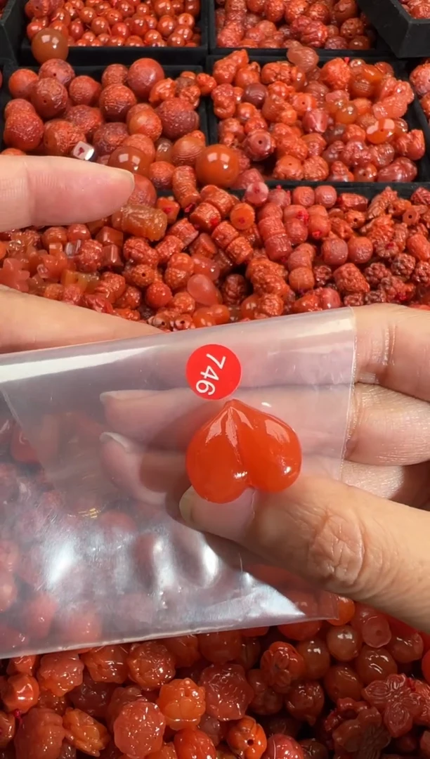 南红玛瑙未镶嵌颈饰1