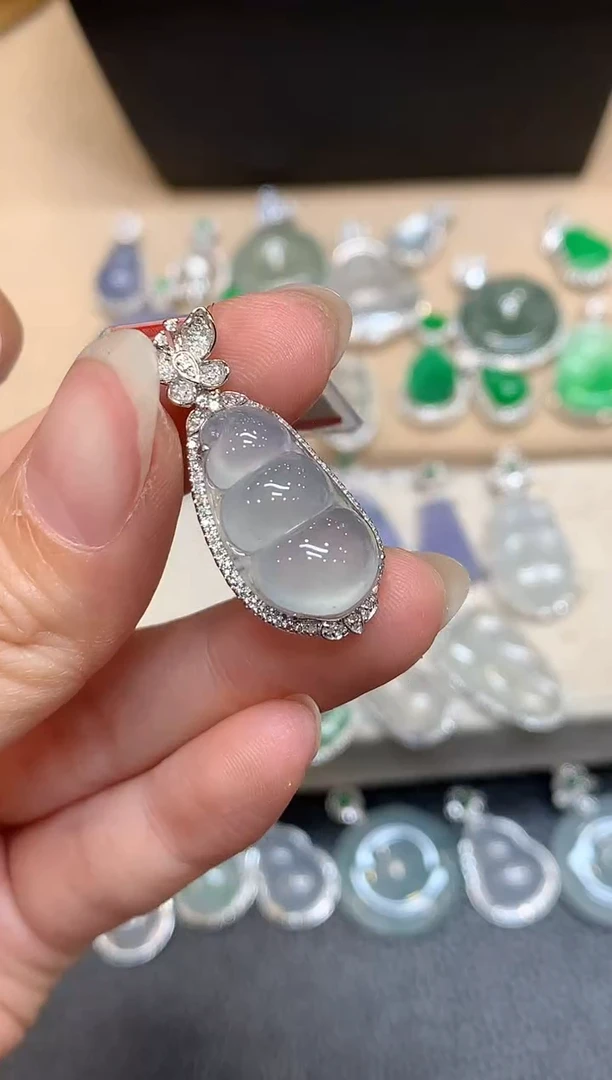 颈饰18K金镶嵌翡翠福豆【无服务费