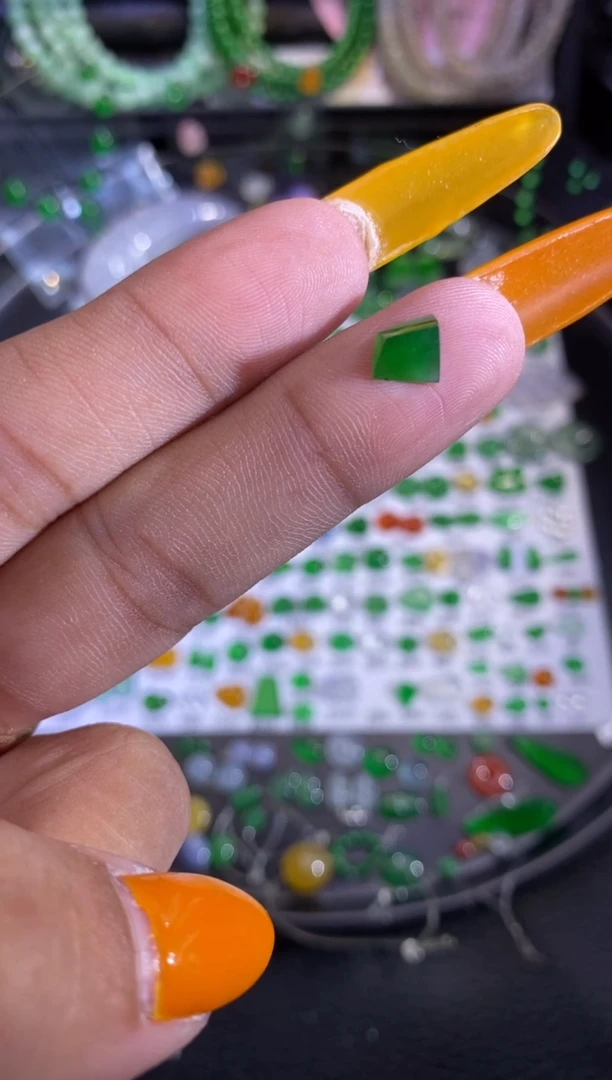 未镶嵌挂件翡翠切割