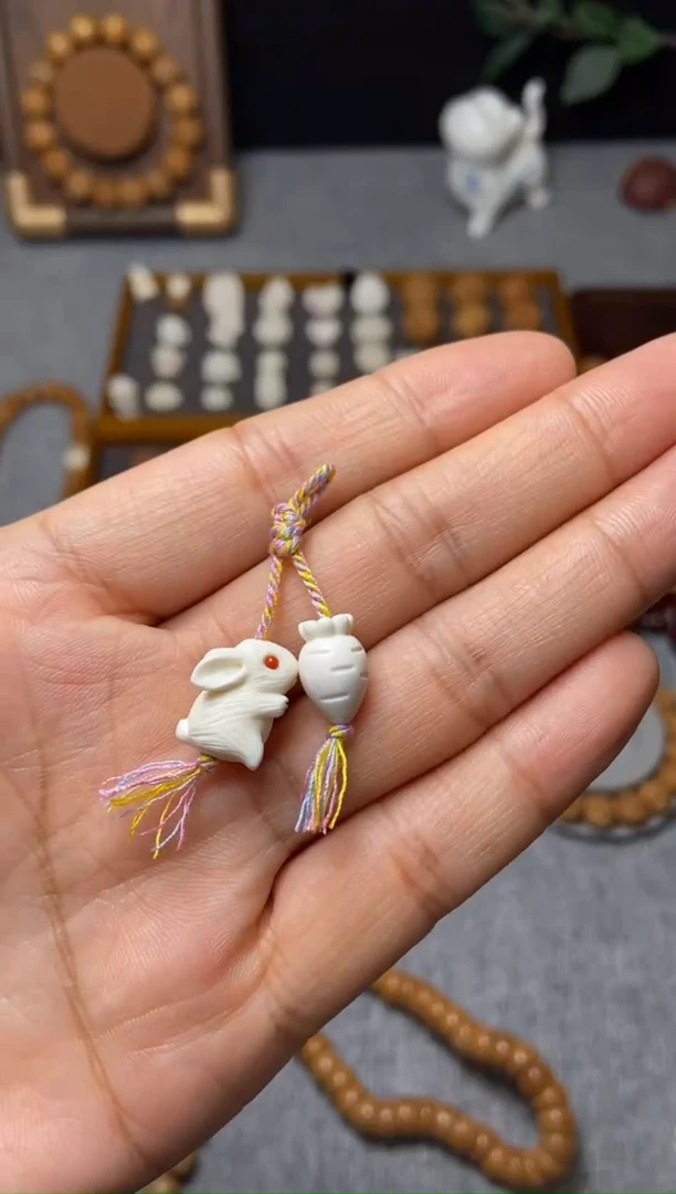 猴头核桃吊坠黑***?猛犸小兔子、胡萝卜