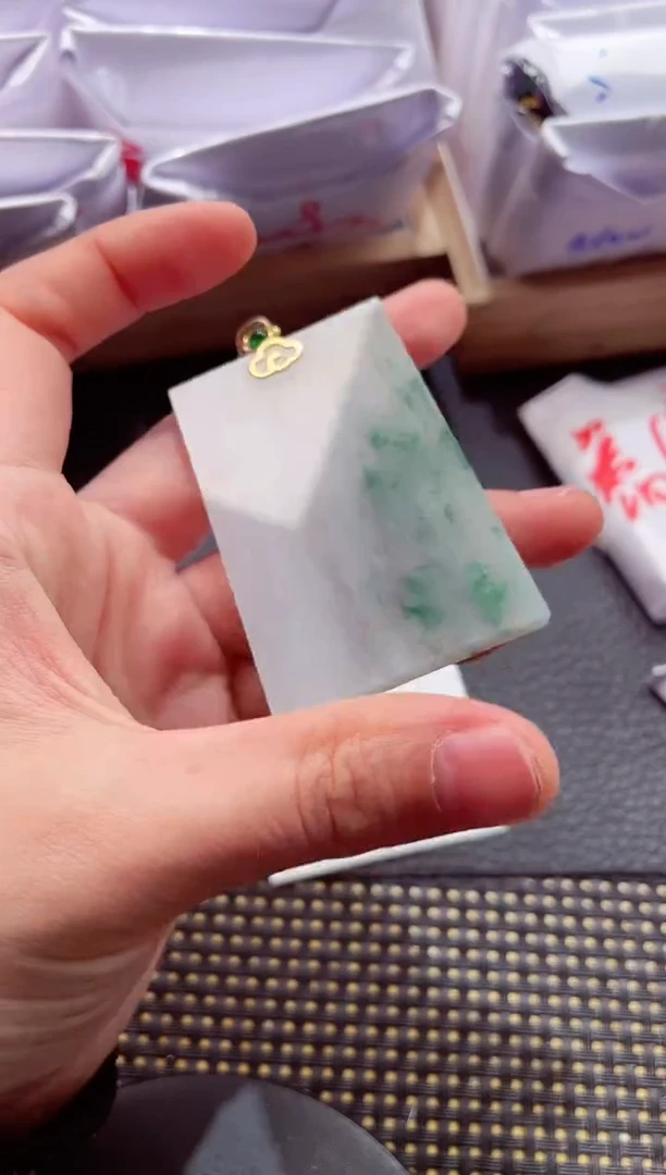 颈饰18K金镶嵌翡翠8888888