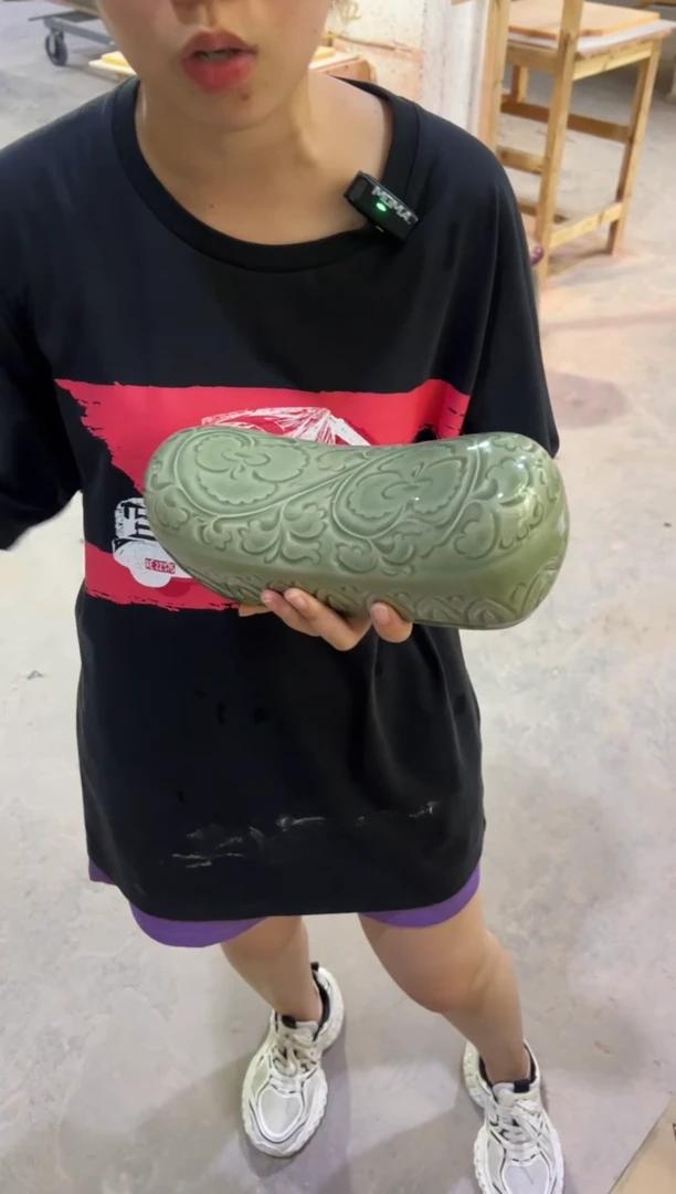 耀州窑青瓷牡丹纹枕头