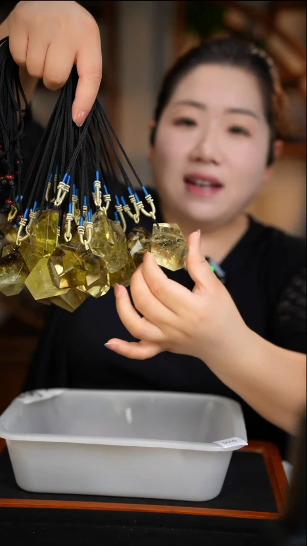 未镶嵌珠宝半成品水晶黄水晶吊坠D10多样性发其一