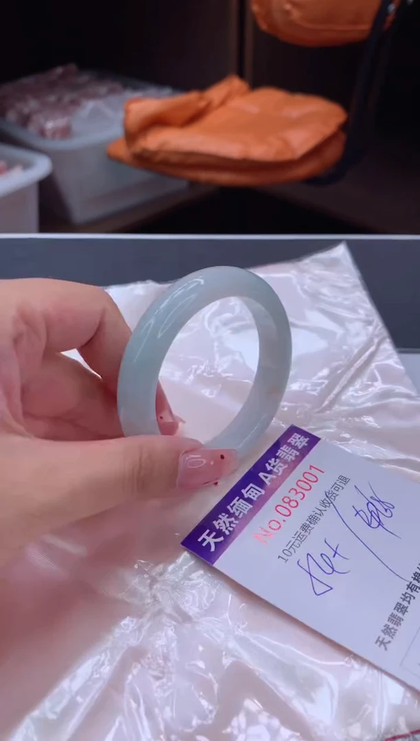 未镶嵌手镯翡翠有纹，完美者勿拍
