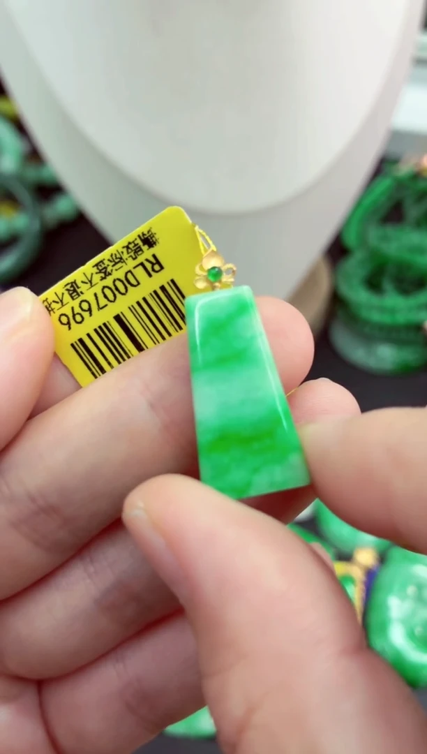 吊坠(不含链)18K金镶嵌翡翠挂件