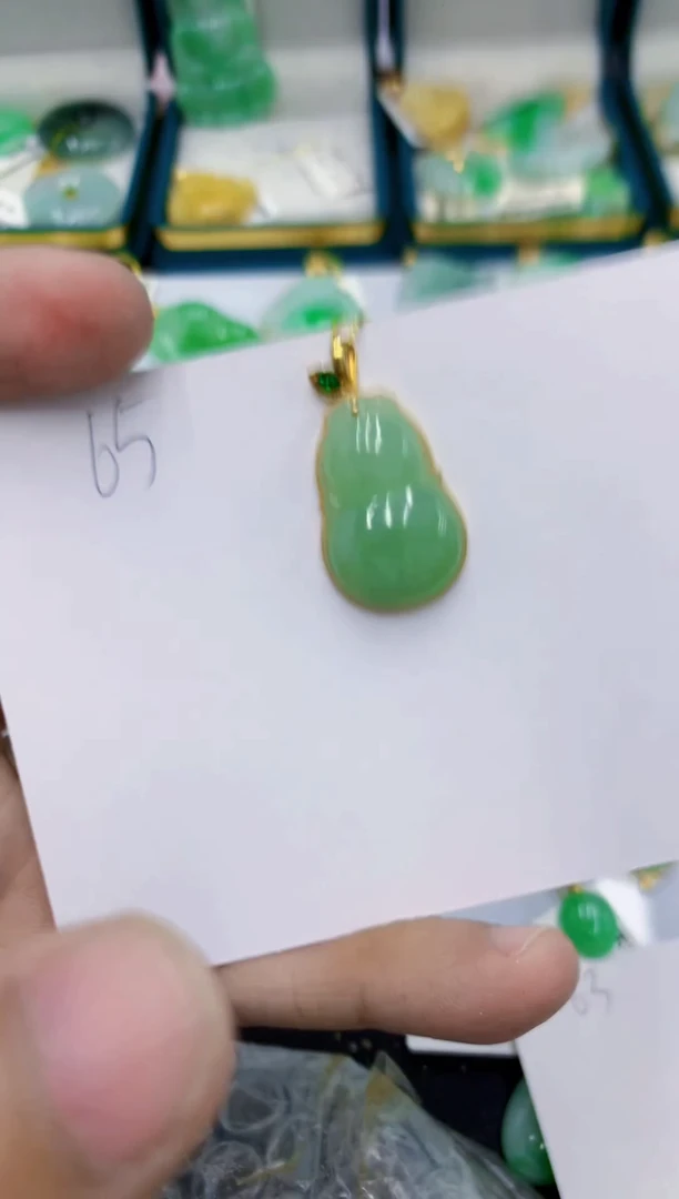 颈饰18K金镶嵌翡翠琴**欢翡翠