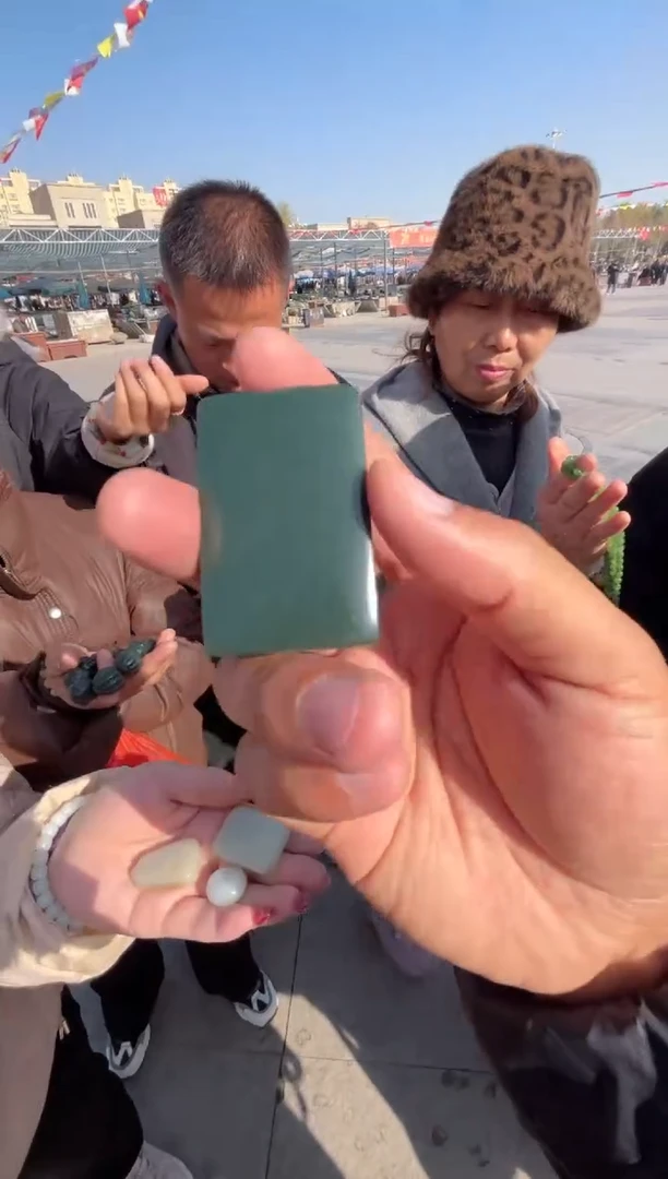 未镶嵌和田玉（糖玉）挂件和田玉