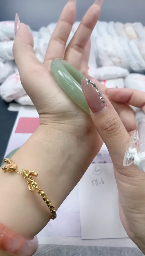 【闪购商品】石英质玉手镯未镶嵌60/58.6