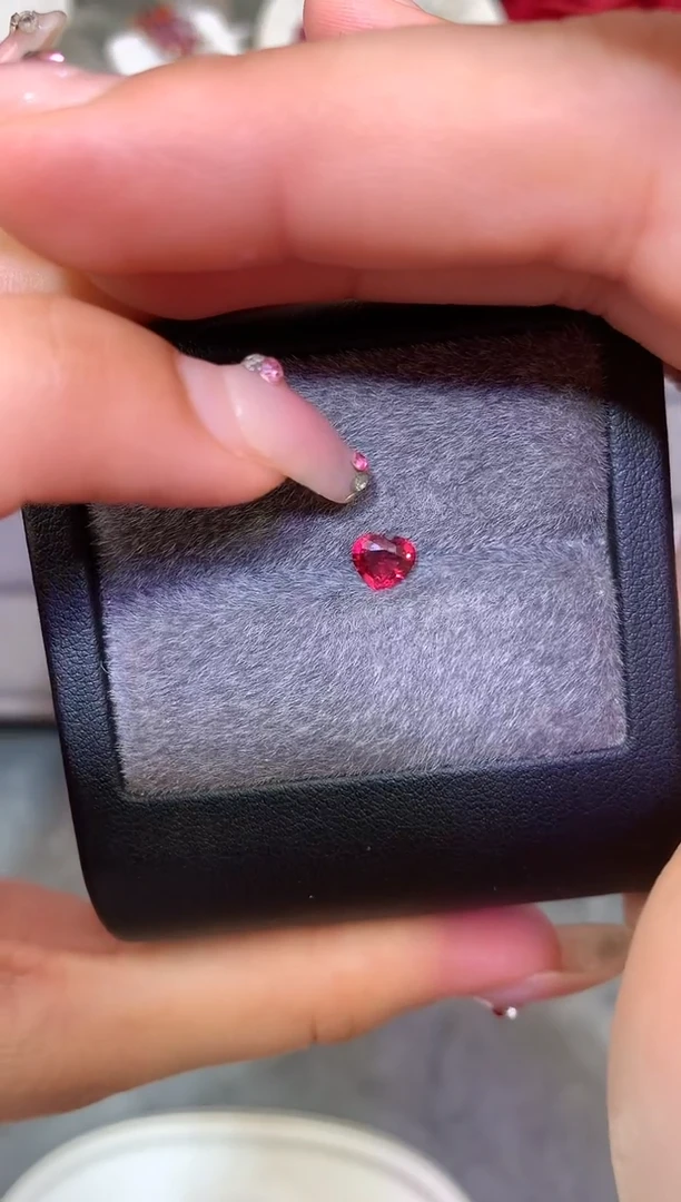 未镶嵌裸石定制尖晶石心形 红色调 0.54ct