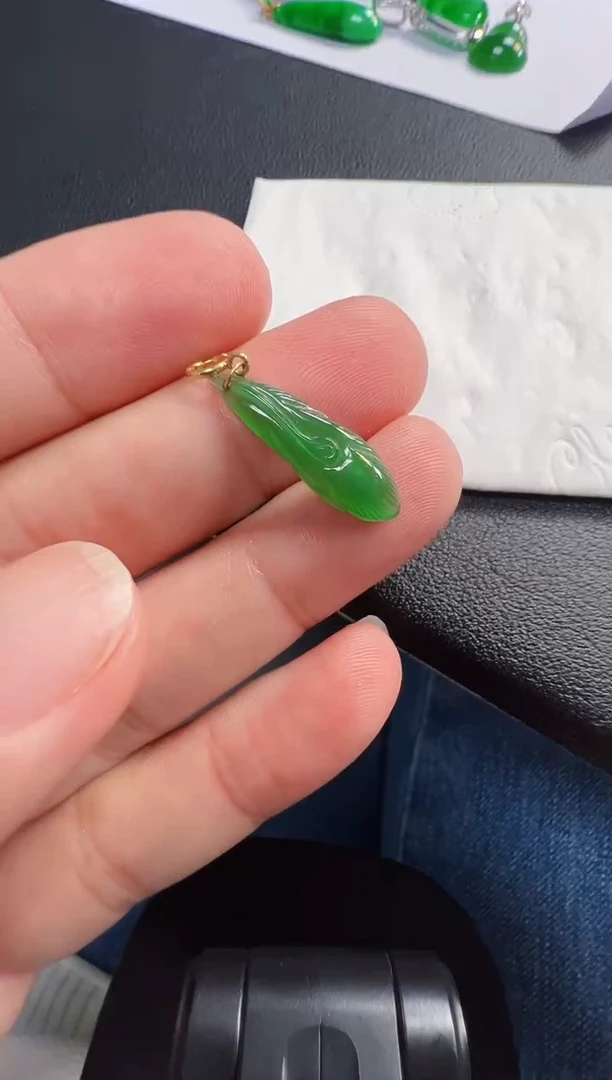 吊坠(不含链)18K金镶嵌翡翠268