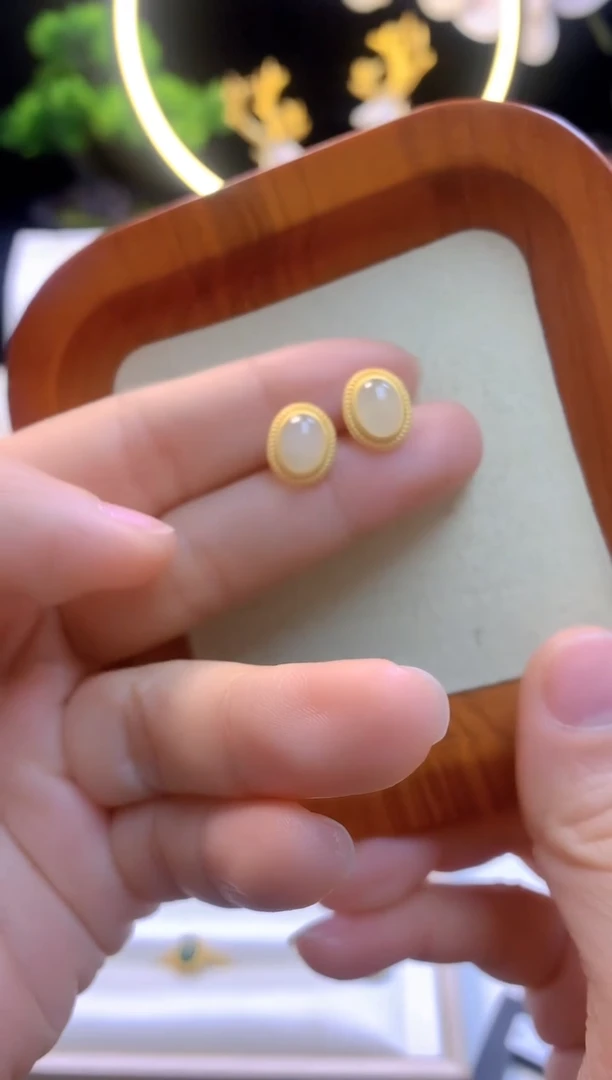 【闪购商品】和田玉耳钉银S925镀金镶嵌1