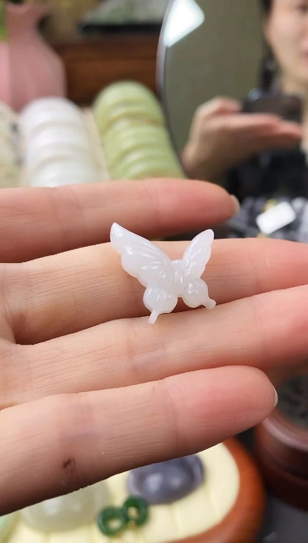 颈饰未镶嵌和田玉（白玉）蝴蝶吊坠