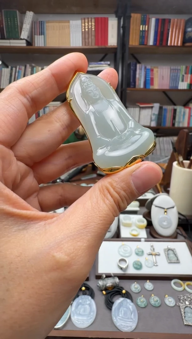 颈饰18K金镶嵌翡翠观音