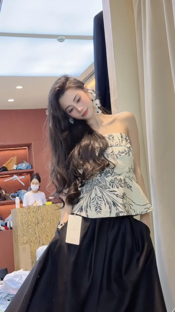 春夏新款法式风韵味精致收腰抹胸设计感上衣黑色高腰半身裙套装