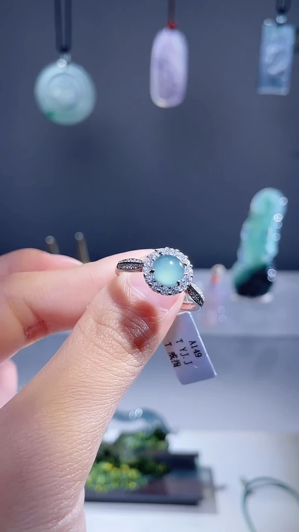 颈饰未镶嵌翡翠戒指