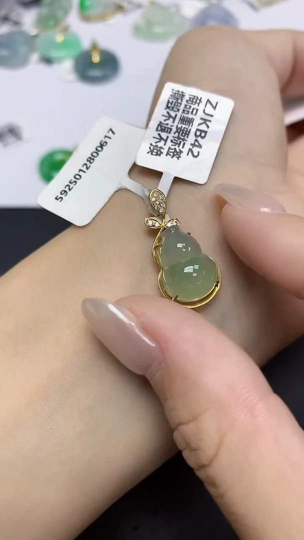 翡翠18K金镶嵌颈饰天然缅甸翡翠A货