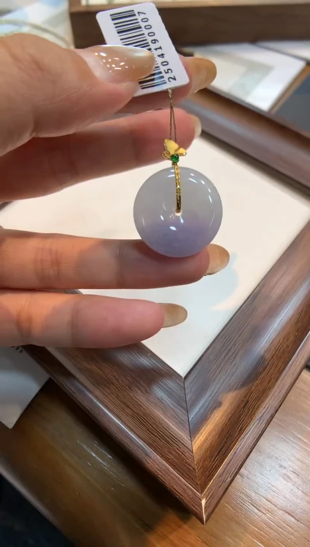 翡翠18K金镶嵌颈饰平安扣