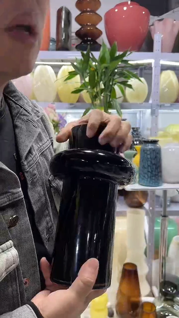 黑色小蛮腰花瓶微瑕介意勿拍
