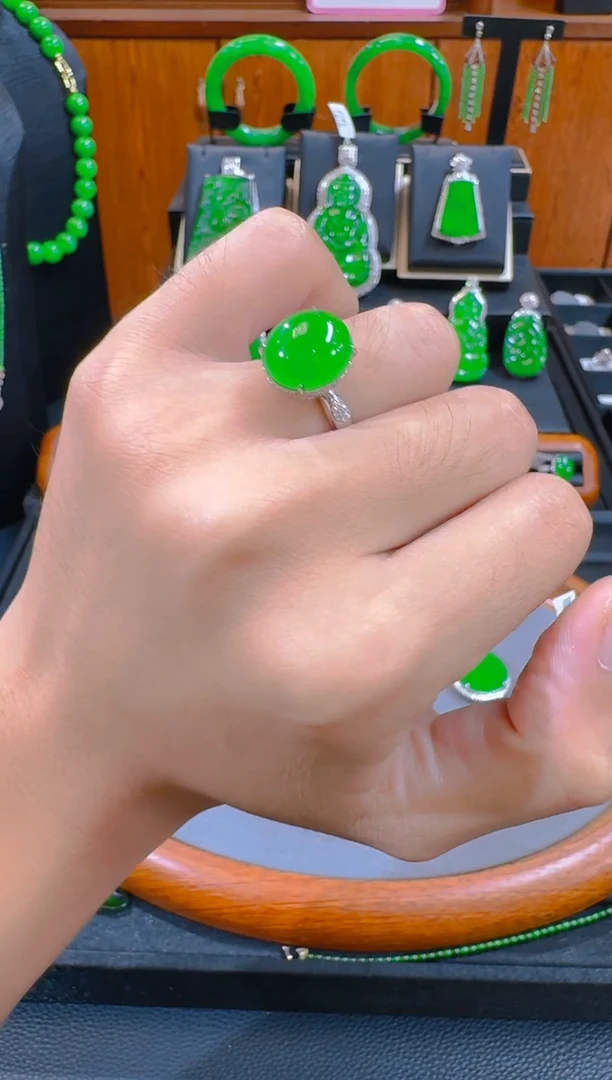 18K金镶嵌戒指翡翠彝****】天然A货翡翠
