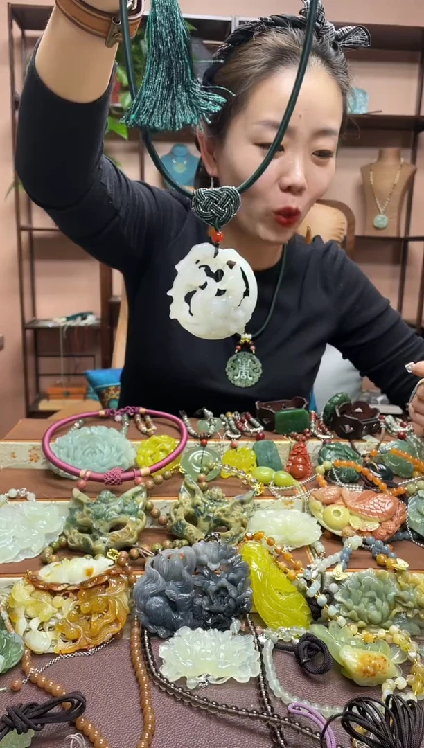 未镶嵌岫玉颈饰·2
