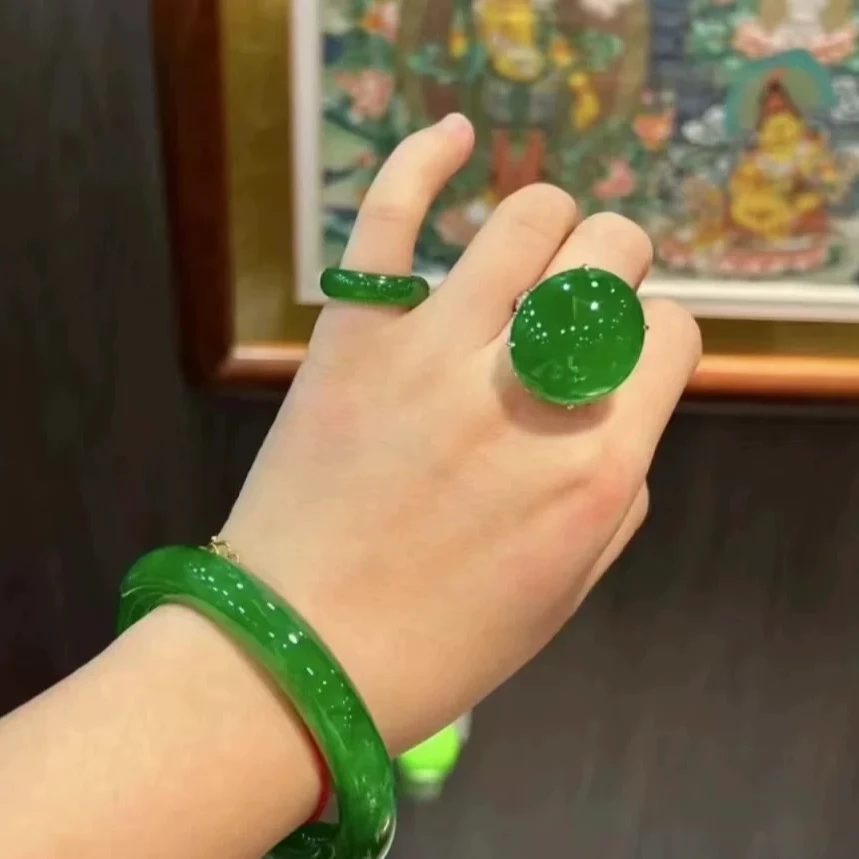 新款精美镶嵌保真绿玉髓戒指绿色大蛋面开口戒指时尚玉戒指女款
