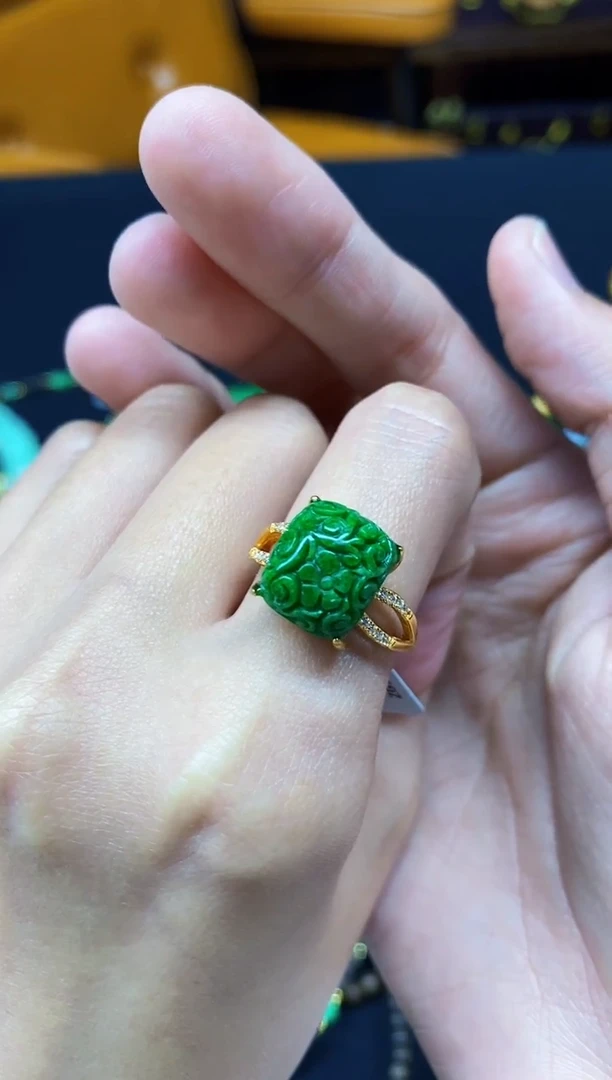 颈饰未镶嵌翡翠戒指