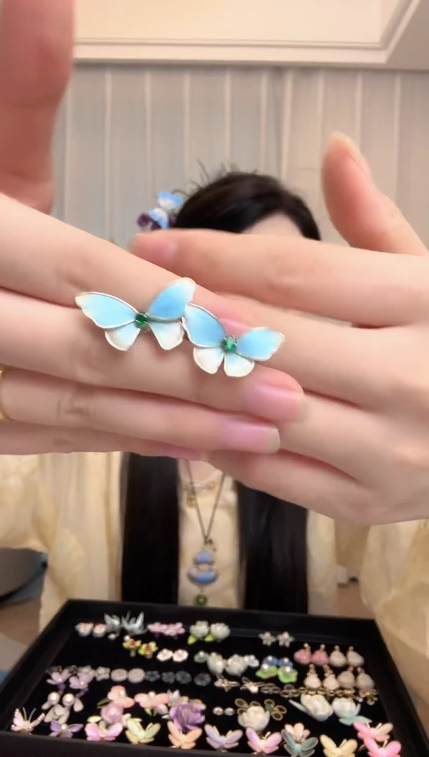 织绣掐丝绒花蝴蝶耳钉