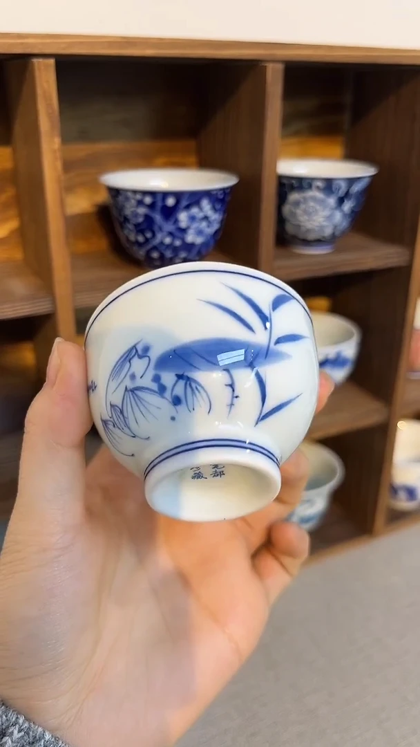 景德镇高温瓷鱼戏客杯