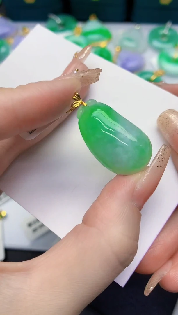 颈饰18K金镶嵌翡翠缅甸天然翡翠A货