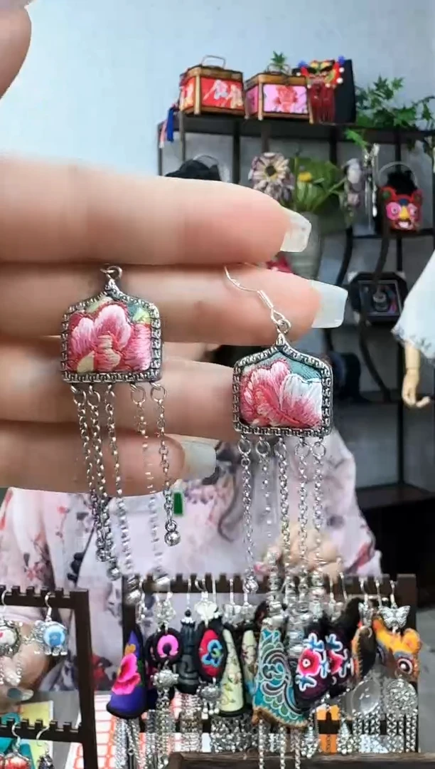 织绣云织瑶非遗老绣饰品454