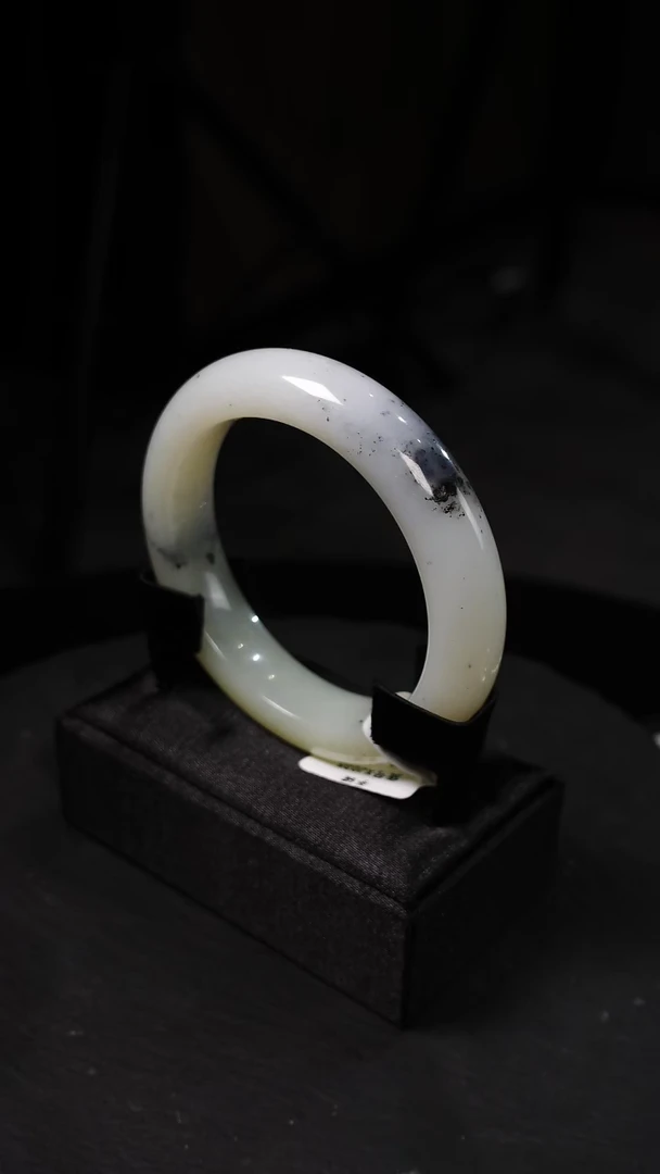 和田玉手镯未镶嵌青花带翠手镯59圈