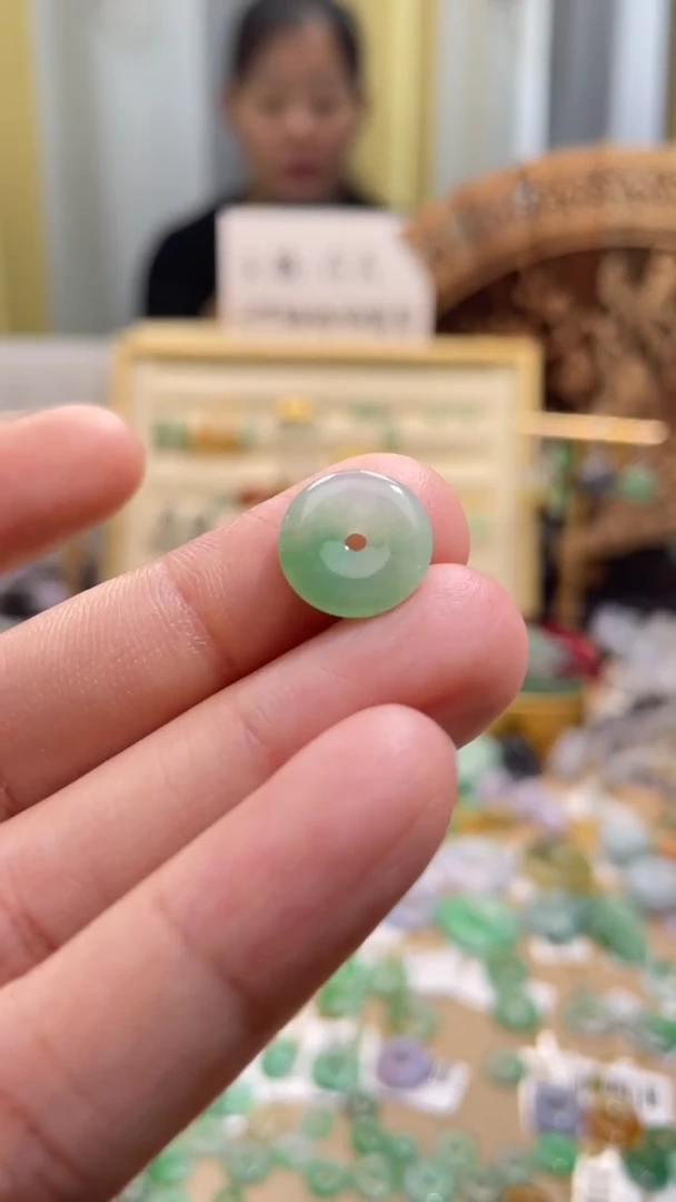 颈饰未镶嵌翡翠平安扣