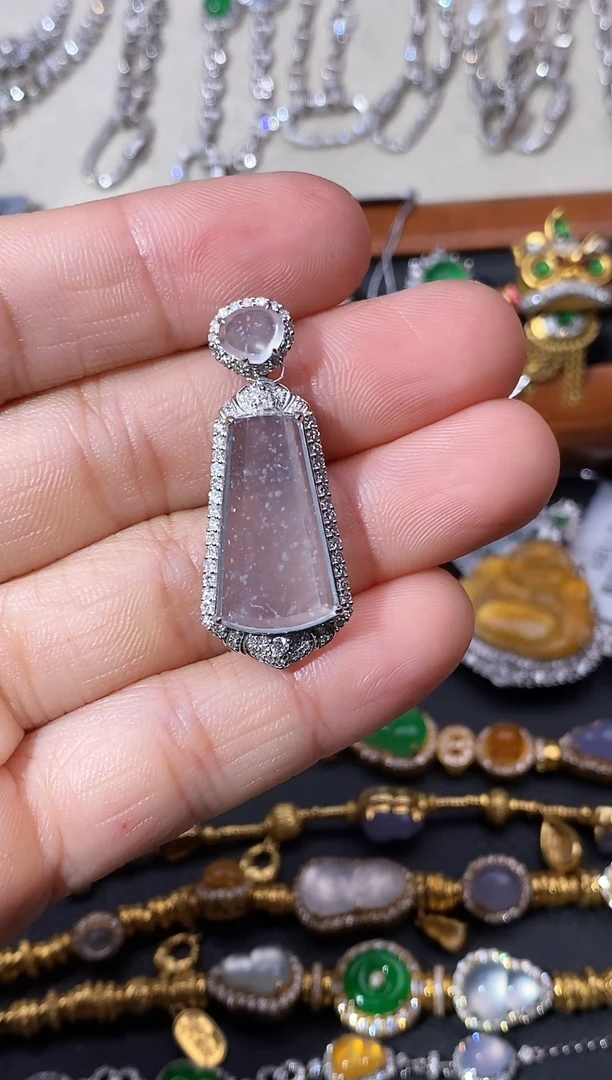 翡翠18K金镶嵌颈饰吊坠