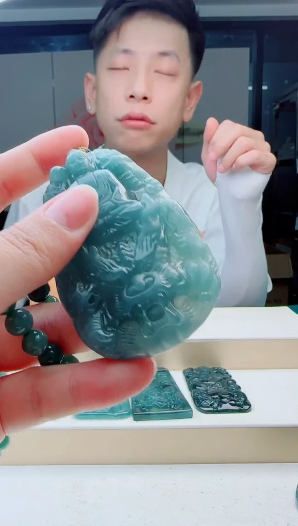 颈饰未镶嵌翡翠多样性发其中一