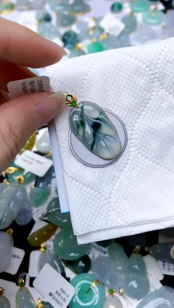 颈饰18K金镶嵌翡翠天然A货翡翠