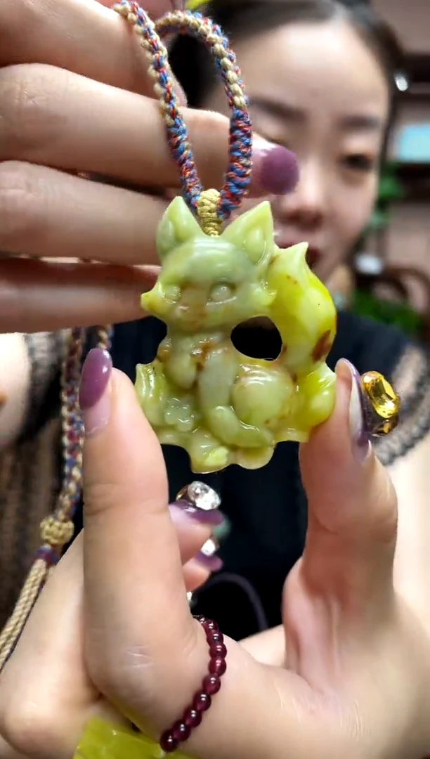 岫玉未镶嵌吊坠·