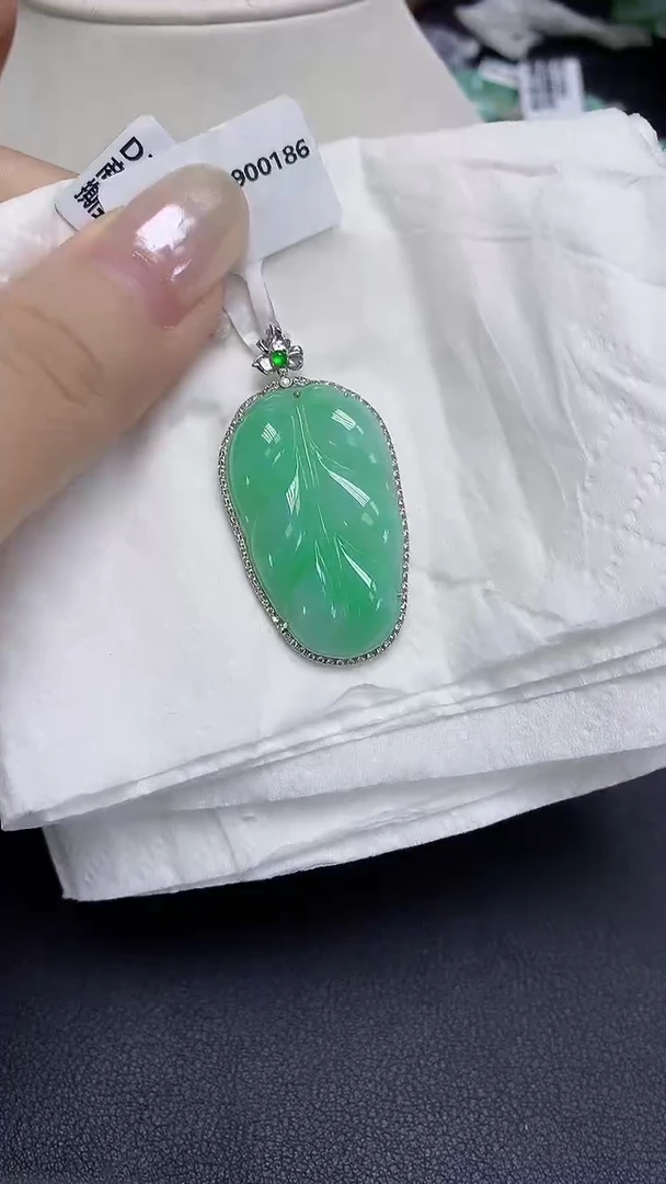 翡翠18K金镶嵌颈饰天然缅甸翡翠A货