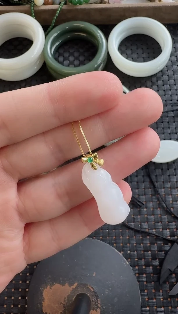 颈饰18K金镶嵌和田玉四季豆