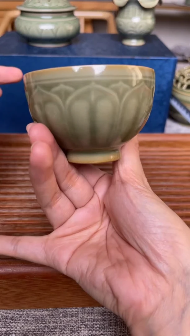 瓷器耀州窑橄榄绿禅定莲瓣杯