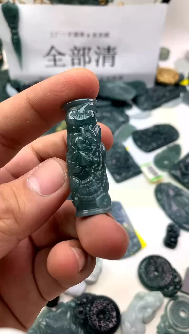 翡翠未镶嵌颈饰龙柱